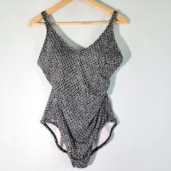 Speedo Women's Plus Size 16 NEW BLACK One Piece Swimsuit Geometric Print Beachy - Picture 1 of 11